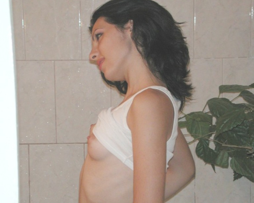Geiles Luder! Evi mastubiert unter der Dusche